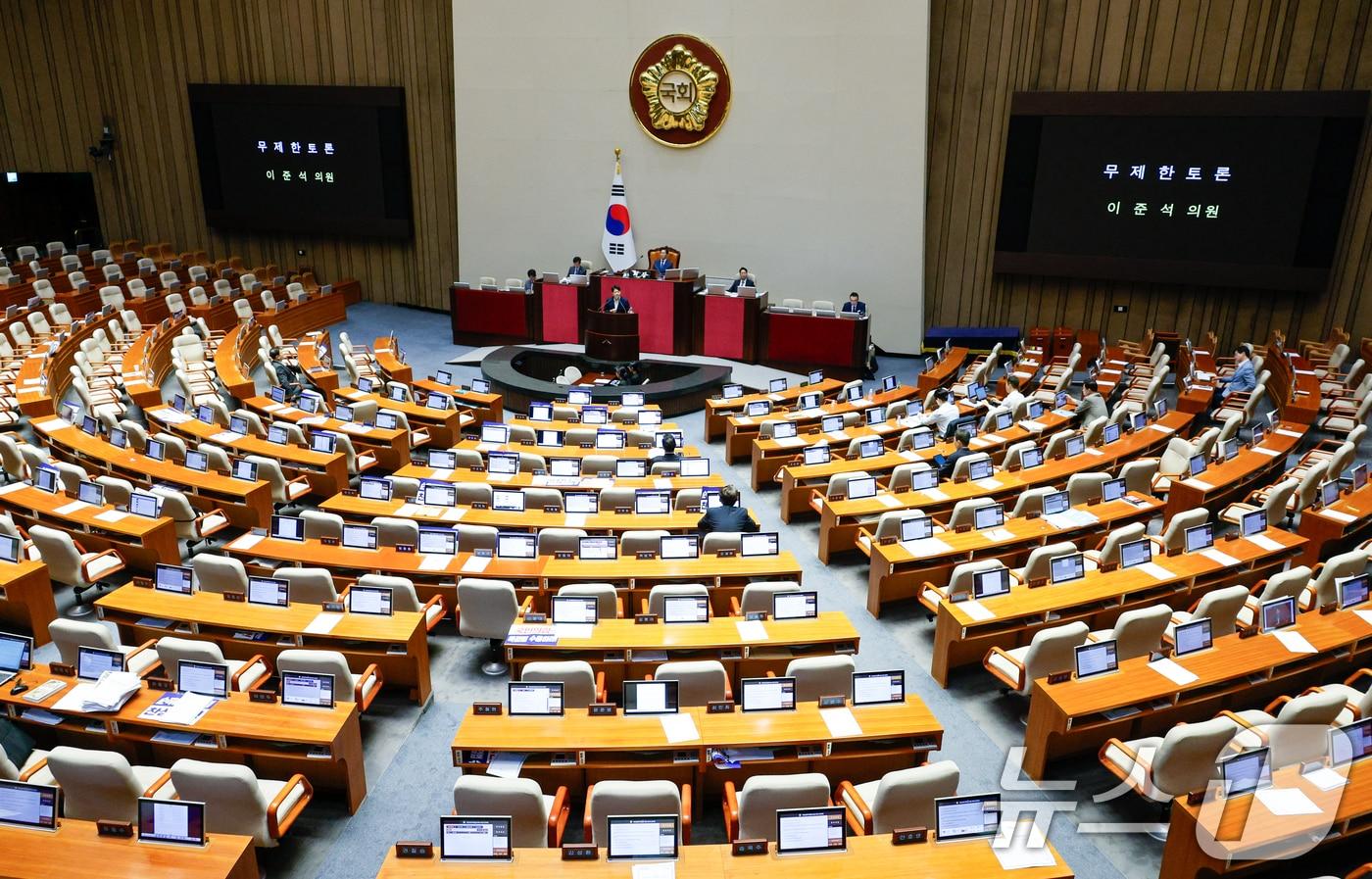 이준석 개혁신당 의원이 28일 오후 서울 여의도 국회 본회의장에서 방송문화진흥회법&#40;방문진법&#41; 개정안에 대한 무제한 토론&#40;필리버스터&#41;을 하고 있다. 2024.7.28/뉴스1 ⓒ News1 안은나 기자