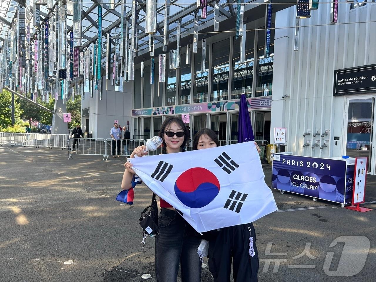  28일&#40;한국시간&#41; 한국과 슬로베니아의 2024 파리 올림픽 조별리그 2차전을 앞두고 경기가 열리는 프랑스 파리의 파리 사우스 아레나6에 한국인 응원객이 몰려들었다. 2024. 7.28/뉴스1 ⓒ News1 문대현 기자