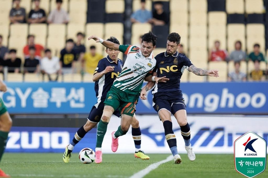 전남 드래곤즈와 서울이랜드FC가 2-2로 비겼다. &#40;한국프로축구연맹 제공&#41;