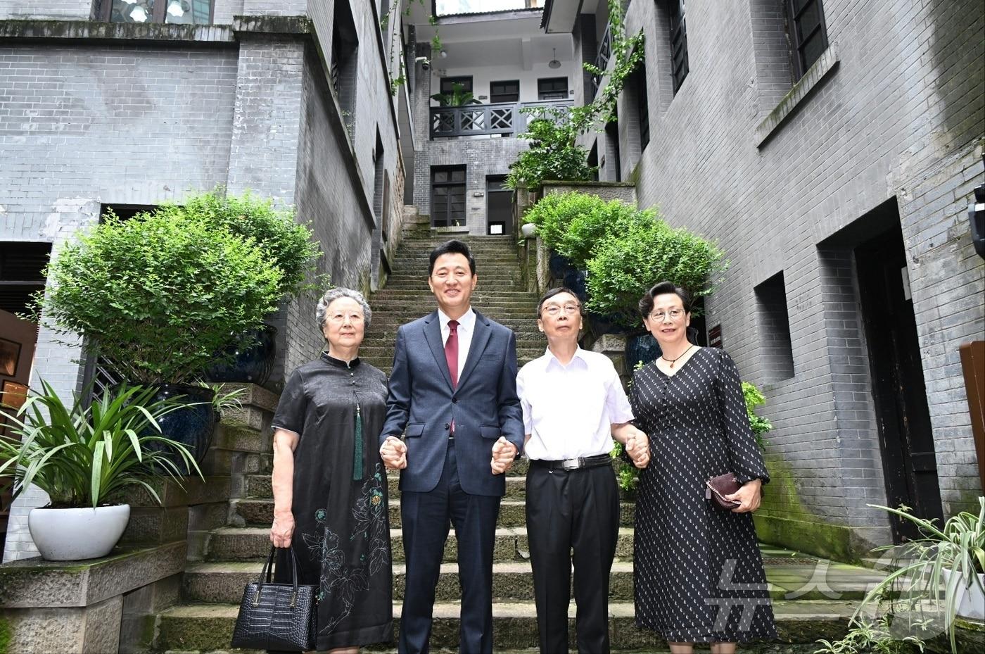  중국 충칭에 위치한 대한민국 임시정부 청사를 방문한 오세훈 서울시장과 독립 유공자 후손 &#40;서울시 제공&#41;