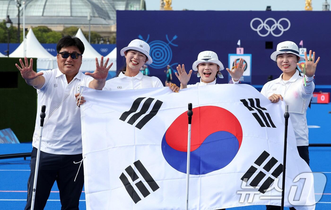 대한민국 양궁대표팀 임시현, 남수현, 전훈영, 양창훈 감독이 29일&#40;한국시간&#41; 프랑스 파리 레쟁발리드 특설 사로에서 열린 2024 파리올림픽 양궁 여자 단체전 중국과의 결승전에서 금메달을 획득한 후 태극기를 들어보이고 있다. 2024.7.29/뉴스1 ⓒ News1 이동해 기자