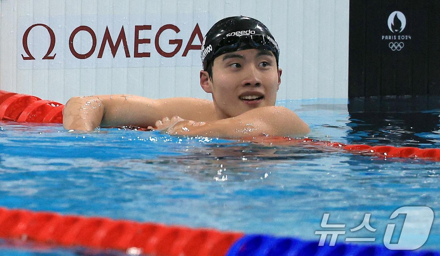 대한민국 수영대표팀 황선우 선수가 29일&#40;한국시간&#41; 프랑스 파리 라 데팡스 아레나에서 열린 남자 200m 자유형 준결승 경기 후 기록을 확인하고 있다.  2024.7.29/뉴스12024.7.29/뉴스1 ⓒ News1 박정호 기자