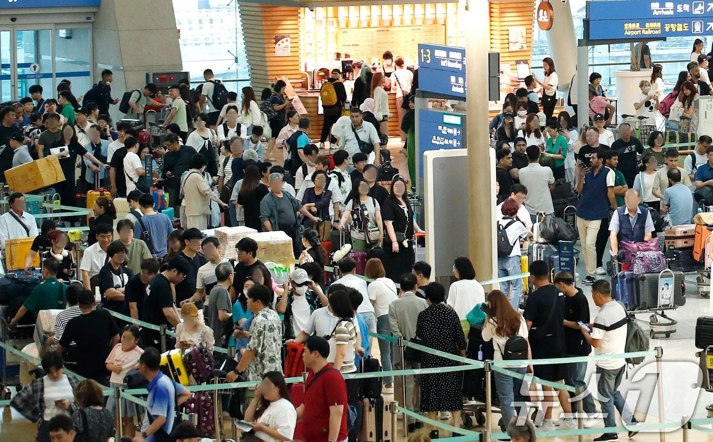 인천국제공항 1터미널이 해외여행을 떠나는 여행객들로 북적이고 있다. /뉴스1 ⓒ News1 권현진 기자