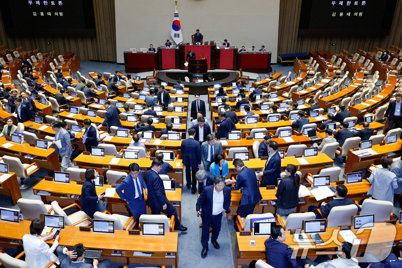 김용태 국민의힘 의원이 29일 오전 서울 여의도 국회 본회의장에서 &#39;방송 4법&#39; 중 마지막 법안인 한국교육방송공사법&#40;EBS법&#41; 개정안에 반대하는 무제한 토론&#40;필리버스터&#41;을 하자 일부 야당 의원들이 퇴장하고 있다. 2024.7.29/뉴스1 ⓒ News1 안은나 기자