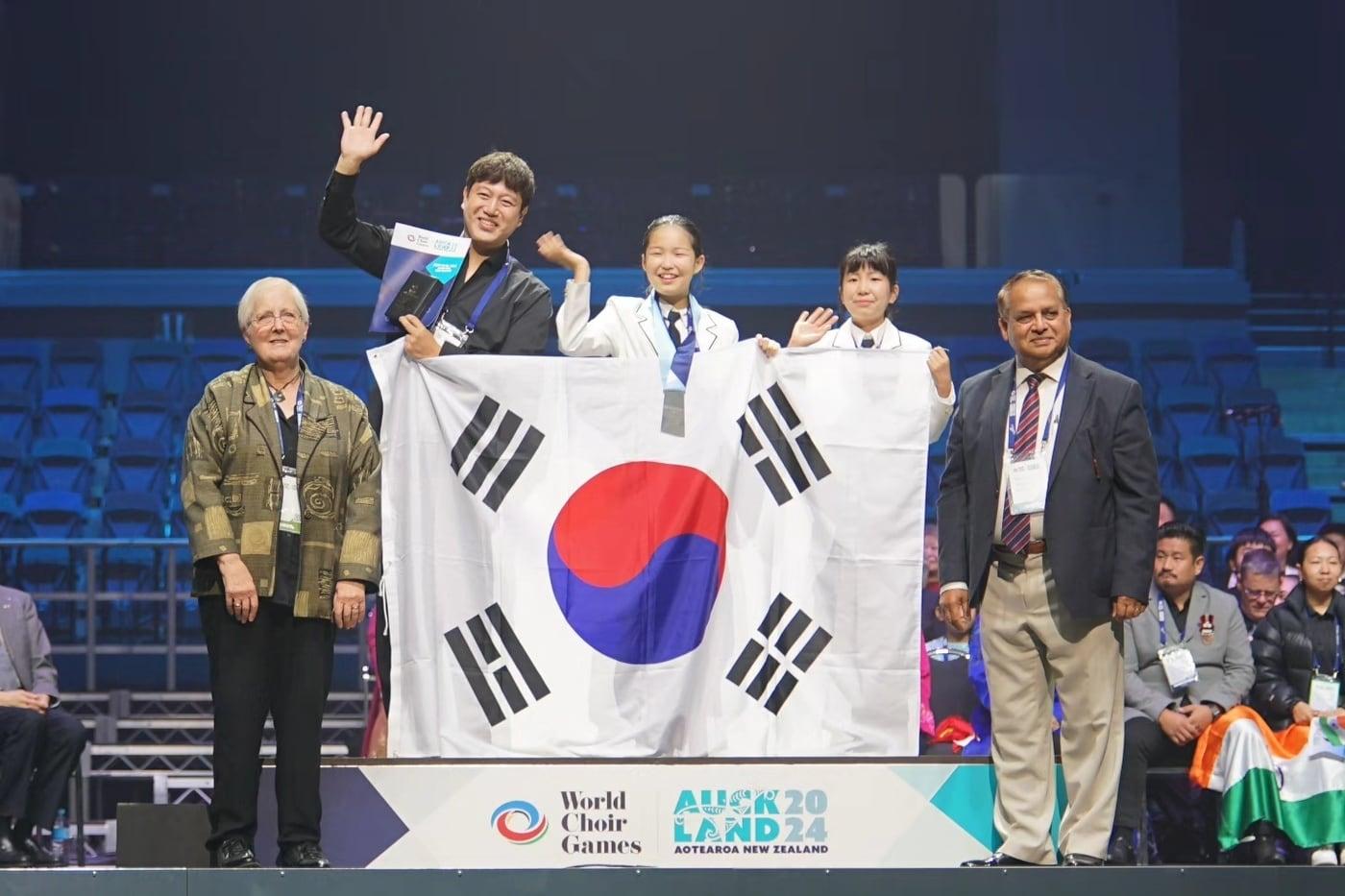 20일 어린이합창단 &#39;위자드콰이어&#39;가 제13회 세계합창대회 어린이 합창 부문 챔피언 경연 시상식에서 은메달을 수상했다.&#40;위자드콰이어 제공&#41;