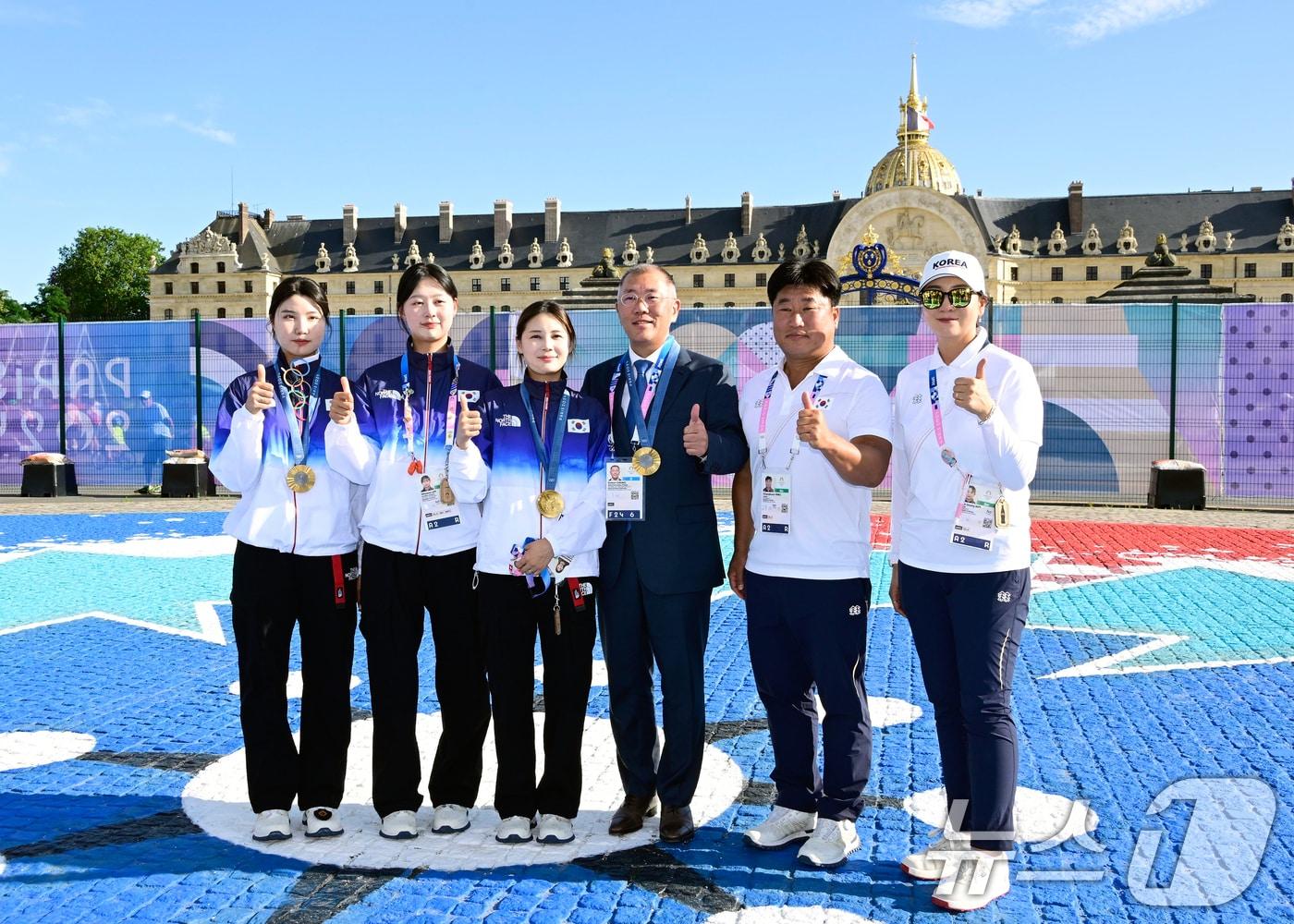 정의선 현대차그룹 회장이 28일&#40;현지시간&#41; 2024파리올림픽 양궁 여자 단체전 경기에서 금메달을 획득한 대표팀 선수들과 기념촬영을 하고 있다. &#40;대한양궁협회 제공&#41; 2024.7.29/뉴스1