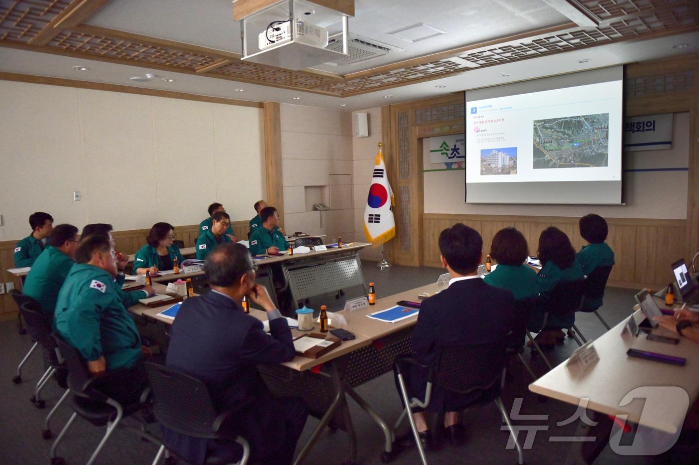 이병선 시장 등 속초시 집행부가 8월 개최되는 대형공연을 앞두고 안전대책 회의를 진행하고 있다.&#40;속초시 제공&#41; 2024.7.29/뉴스1