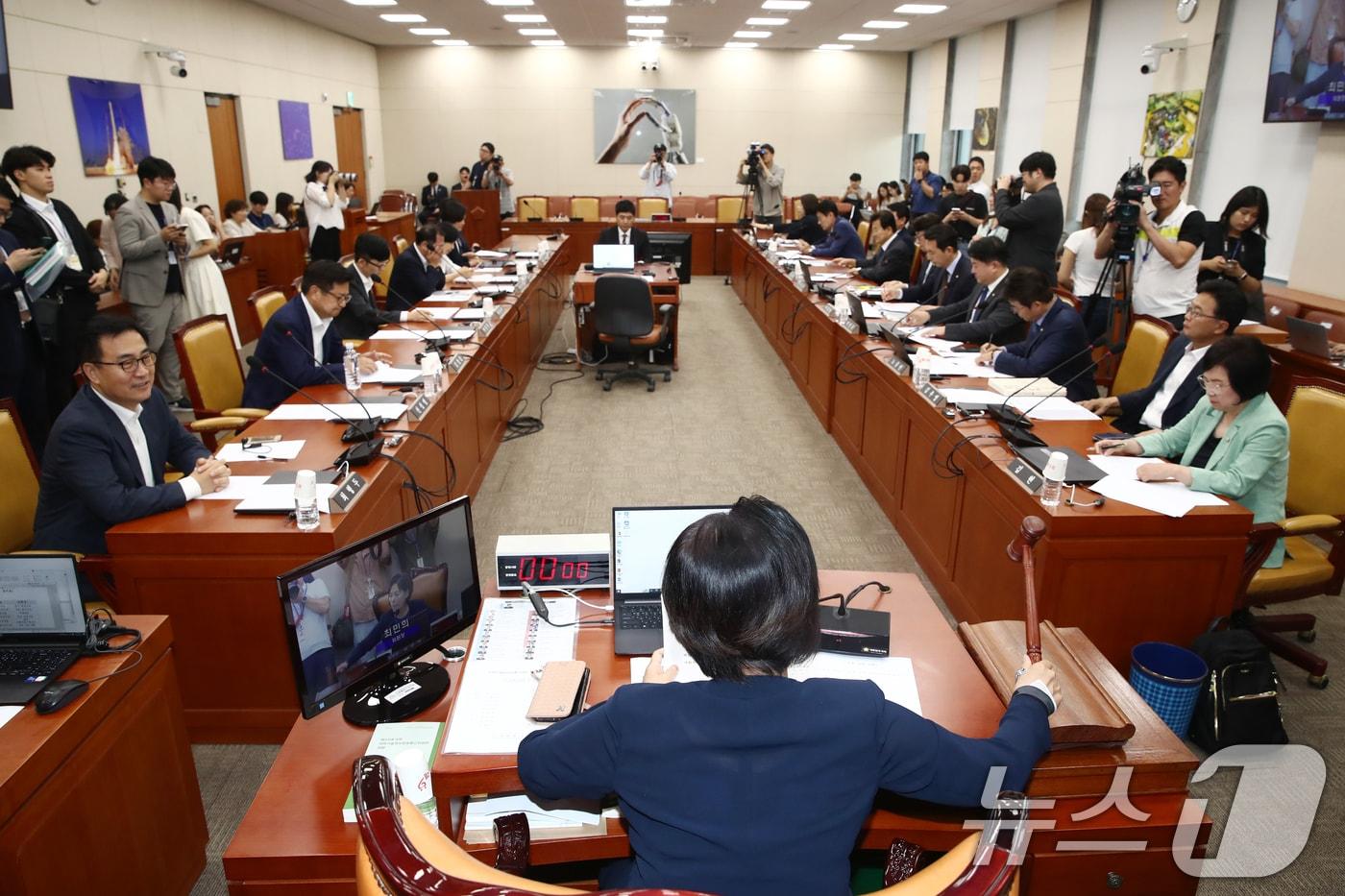 최민희 과방위원장이 29일 오후 서울 여의도 국회에서 열린 과학기술정보방송통신위원회 전체회의에서 이진숙 방송통신위원회 위원장후보자 인사청문경과보고서 채택의 건을 상정하고 있다. 2024.7.29/뉴스1 ⓒ News1 이광호 기자