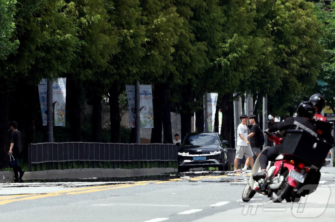 광주 북구 전남대학교 인근 도로에 아지랑이가 피어오르고 있다. &#40;광주 북구 제공&#41; /뉴스1