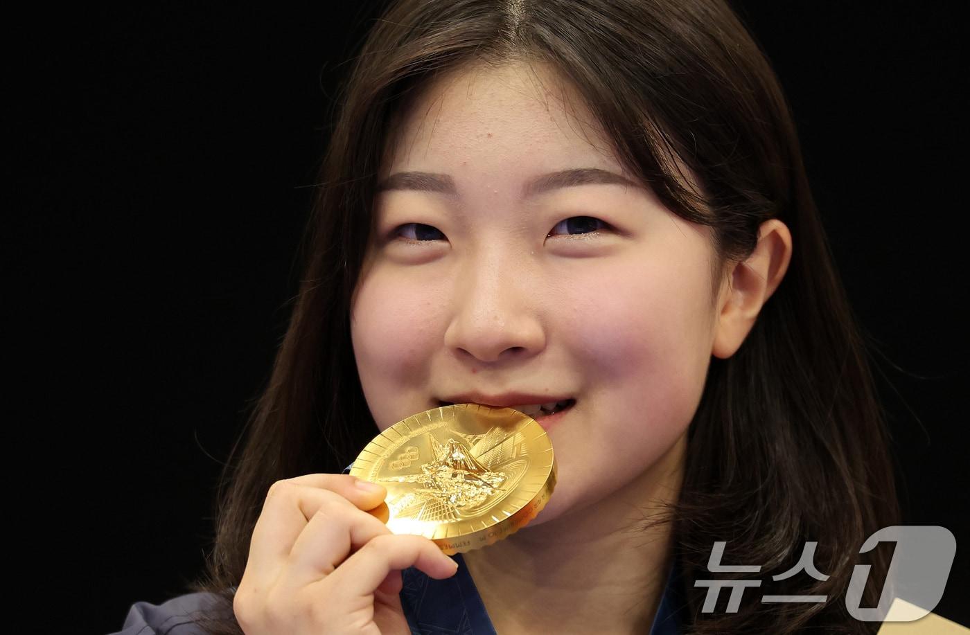 대한민국 사격 대표팀 반효진이 7월29일&#40;한국시간&#41; 프랑스 샤토루 슈팅 센터에서 열린 2024 파리올림픽 사격 공기소총 10m 여자 시상식에서 금메달을 깨물어보이고 있다. 2024.7.29/뉴스1 ⓒ News1 이동해 기자