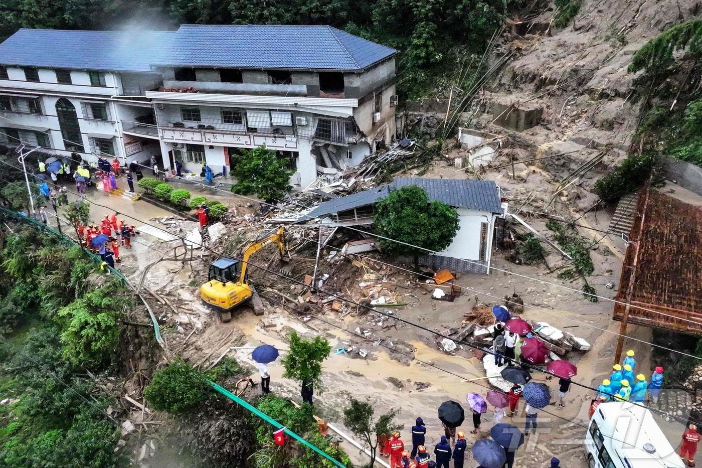 28일 중국 후난성 헝양 산사태 현장에서 구조대가 장비를 동원해 잔해를 정리하며 희생자를 찾고 있다. 후난성 홍수로 발생한 산사태가 여관&#40;게스트하우스&#41;을 덮치며 15명이 숨졌다고 관영 언론이 이날 보도했다. 2024.07.29 ⓒ AFP=뉴스1 ⓒ News1 김종훈기자