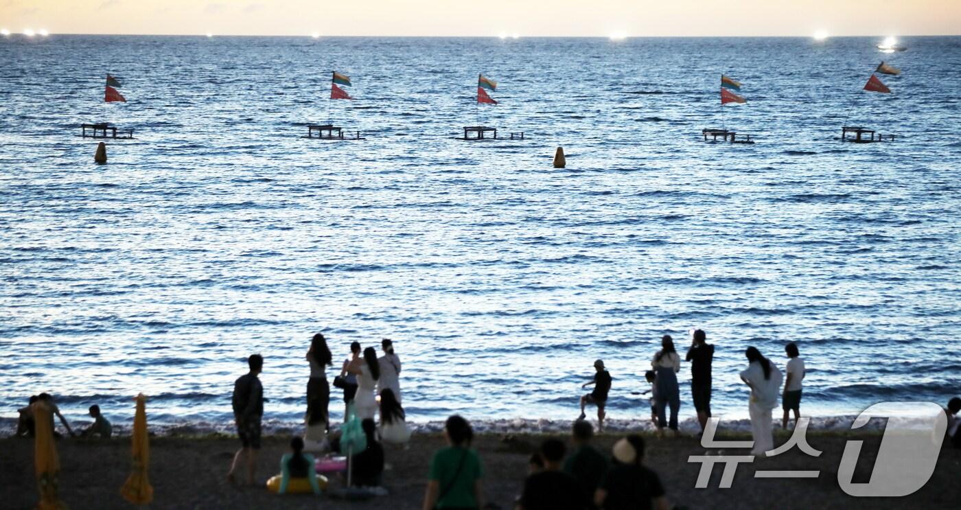 제주에 연일 열대야가 나타나고 있는 29일 오후 제주시 이호테우해수욕장에서 도민과 관광객들이 더위를 쫓고 있다. 2024.7.29/뉴스1 ⓒ News1 오현지 기자