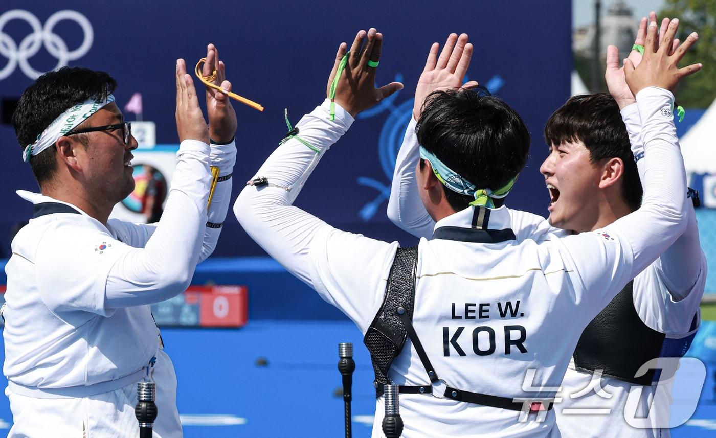 대한민국 양궁대표팀 김우진, 김제덕, 이우석이 29일&#40;한국시간&#41; 프랑스 파리 앵발리드에서 열린 2024 파리올림픽 양궁 남자 단체전에서 금메달을 획득했다. 2024.7.29/뉴스1 ⓒ News1 박정호 기자