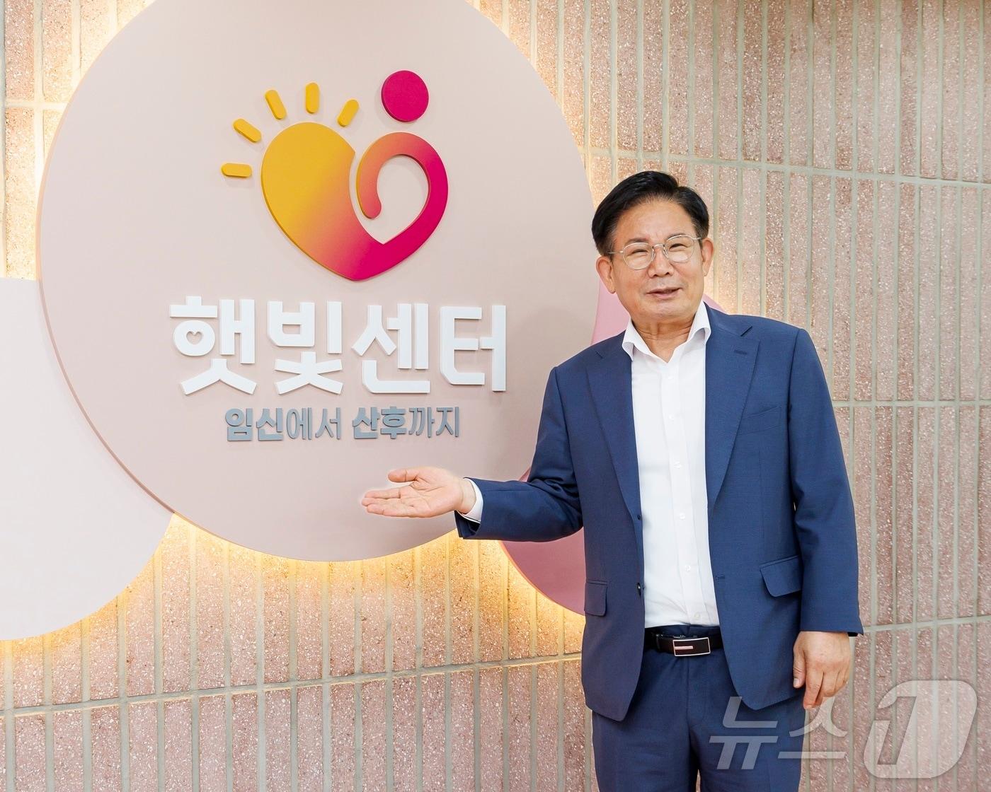 박강수 마포구청장이 햇빛센터에서 환하게 웃고 있다.&#40;마포구청 제공&#41;