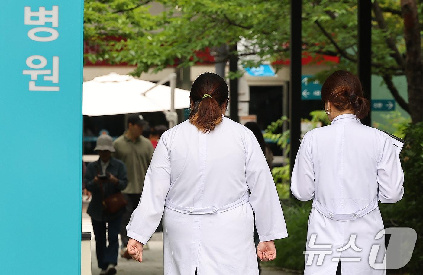 3일 오전 서울 송파구 서울아산병원에서 의료진이 이동하고 있다. 2024.7.3/뉴스1 ⓒ News1 김진환 기자