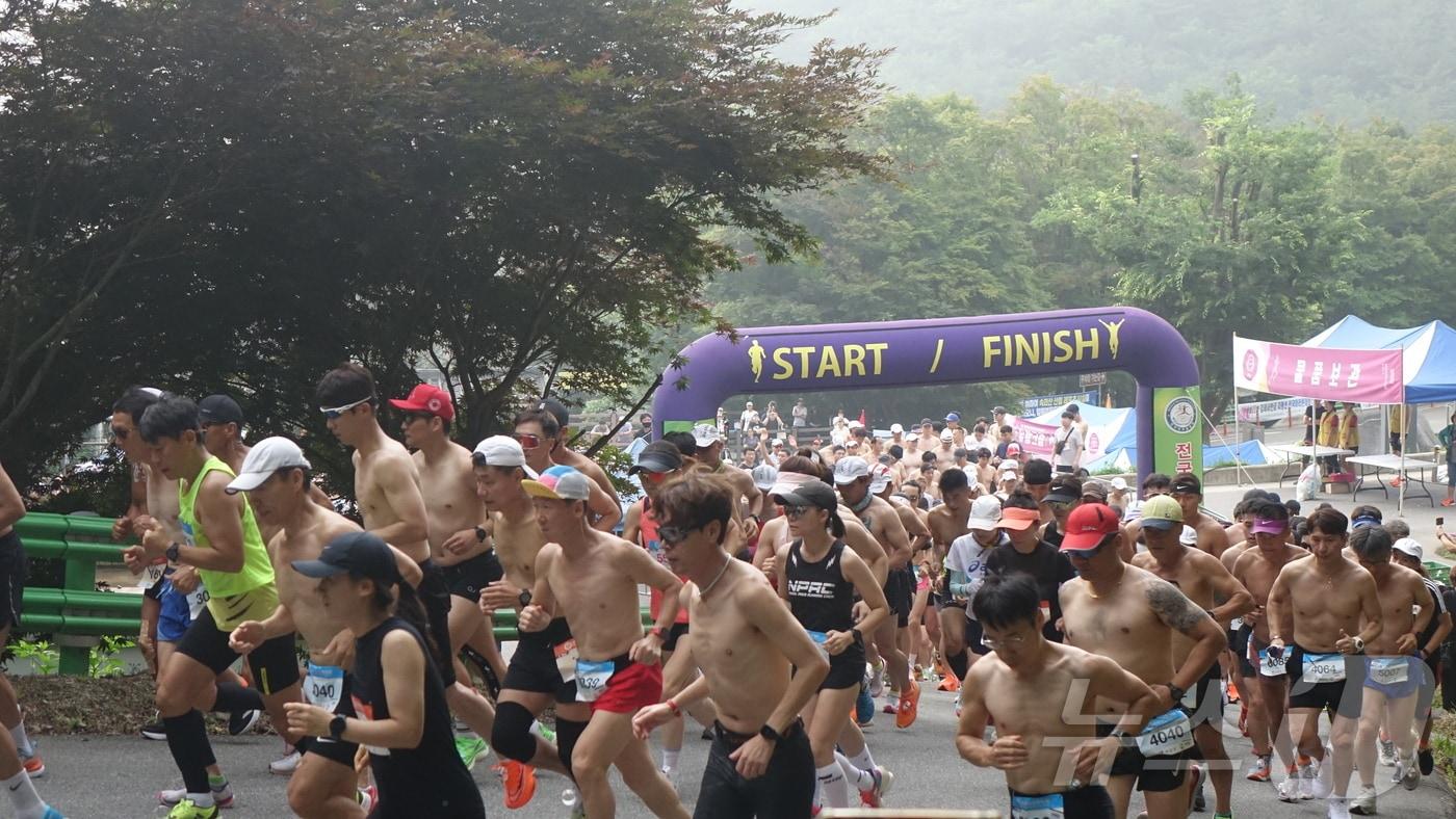 3일 충북 보은군은 오는 7일 &#39;2024 속리산 말티재 힐링 알몸 마라톤대회&#39;를 연다고 밝혔다. 사진은 지난해 대회 출발 모습.&#40;보은군 제공&#41;2024.7.3/뉴스1 