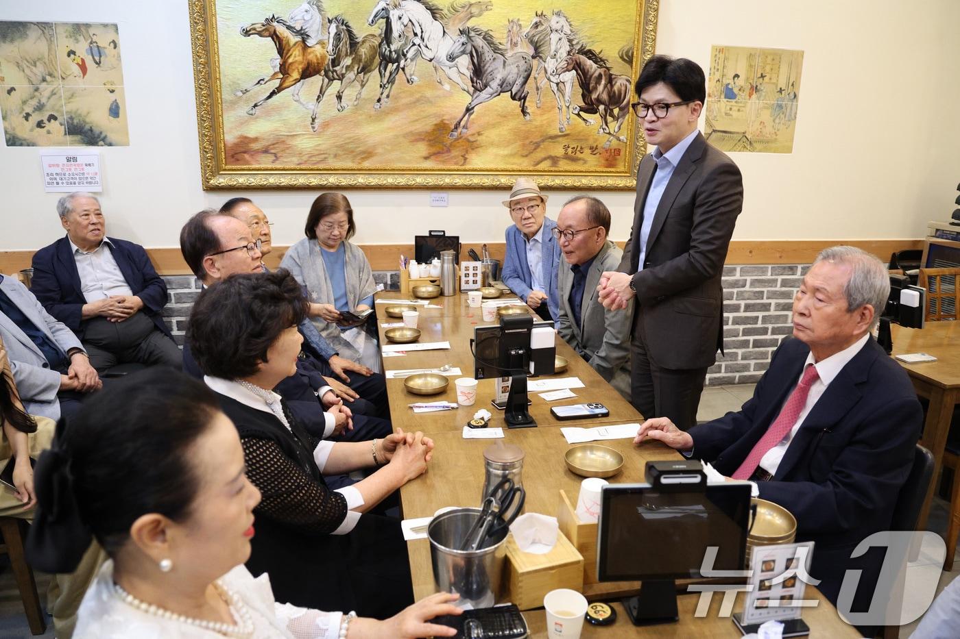 한동훈 국민의힘 당대표 후보가 3일 오후 서울 여의도의 한 식당에서 국민의힘 실버세대위원회 운영위원들과 오찬에 앞서 인사말을 하고 있다. 2024.7.3/뉴스1 ⓒ News1 신웅수 기자