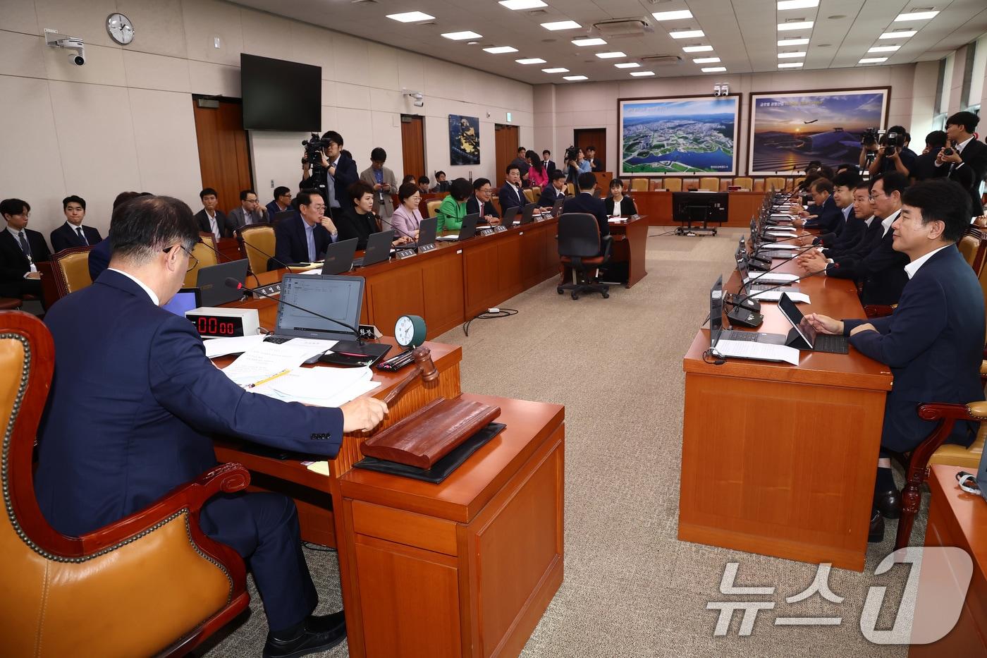 맹성규 국회 국토교통위원장이 3일 오후 서울 여의도 국회 국토교통위원회에서 열린 국토교통위원회 4차 전체회의에서 개의를 알리며 의사봉을 두드리고 있다. 2024.7.3/뉴스1 ⓒ News1 김민지 기자