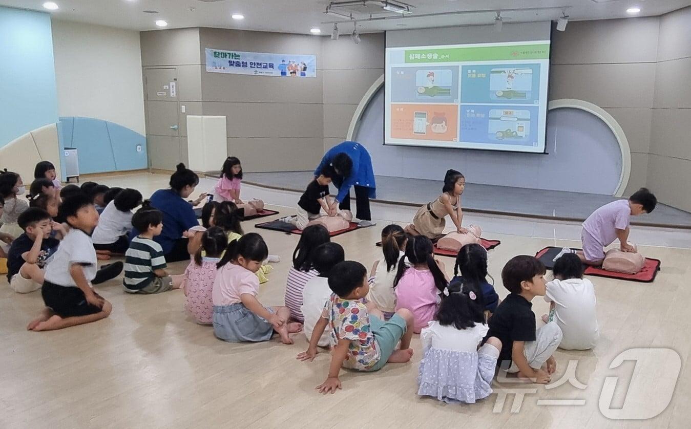 계룡 신도안면 해미르 어린이집에서 ‘심폐소생술 안전교육’을 실시하고 있다. &#40;계룡시 제공&#41; /뉴스1  