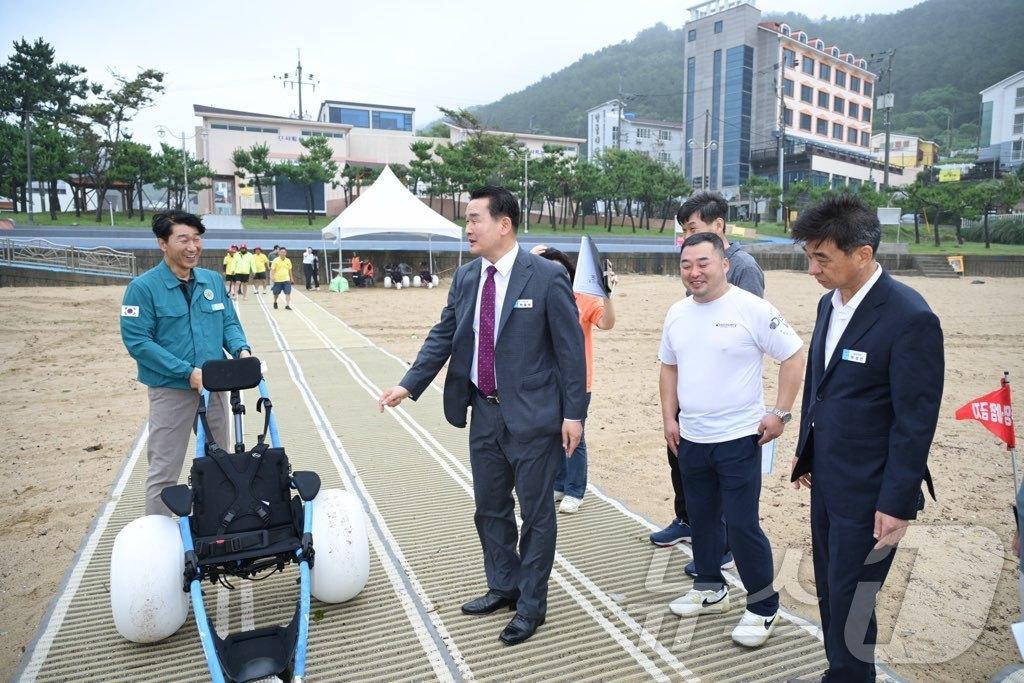 3일 박종우 거제시장이 일운면 와현 해수욕장을 방문해 장애인 보행 편의 시설을 점검하고 있다.&#40;거제시 제공&#41;