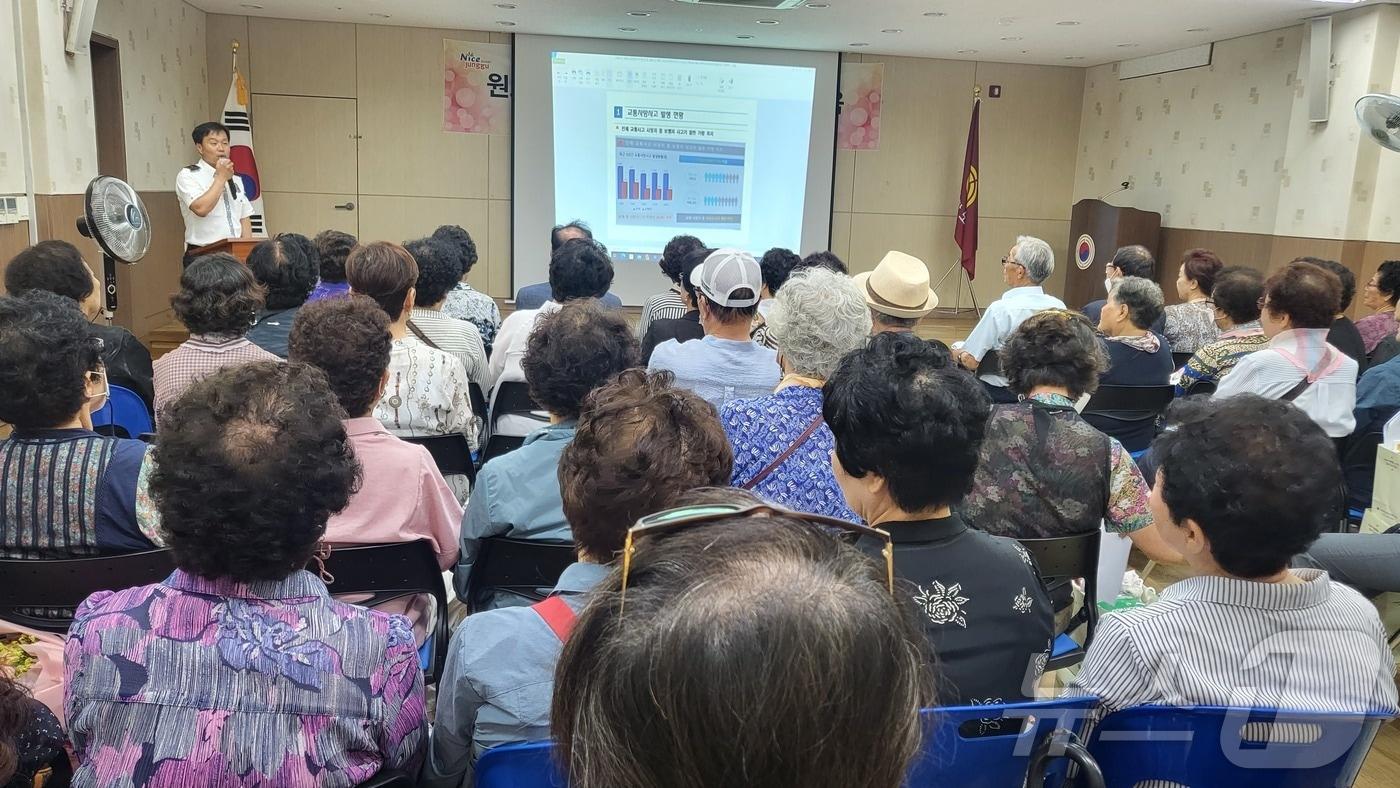 어르신 상대 교통사고 예방 및 운전면허 자진반납 안내 교육 모습.&#40;부산경찰청 제공&#41;