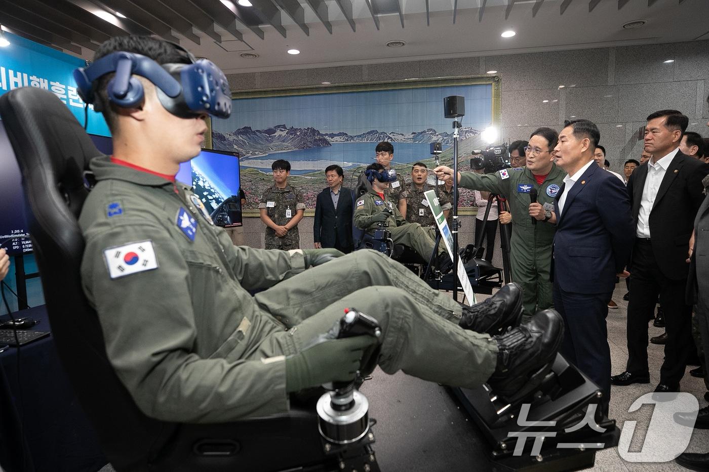 신원식 국방부 장관이 3일 오후 서울 용산구 국방부에서 열린 국방 데이터‧인공지능 확산주간 전시에서 조종사들의 인공지능 기반 VR 모의비행훈련체계를 살펴보고 있다. 2024.7.3/뉴스1 ⓒ News1 이승배 기자