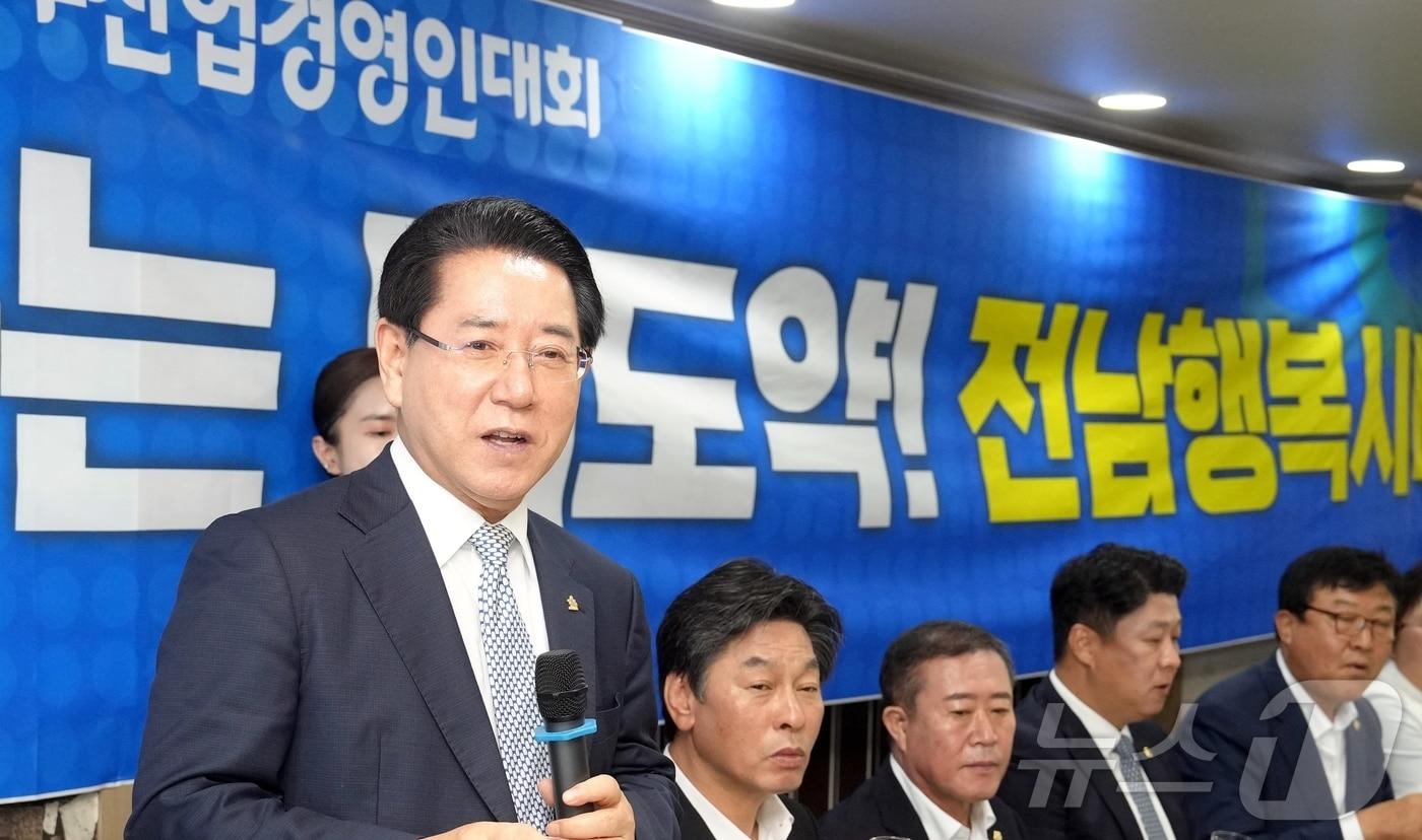 김영록 전라남도지사가 3일 완도군 청해진스포츠센터에서 열린 ‘제11회 한국수산업경영인 전라남도 대회’ 환영리셉션장에서 건배사를 하고 있다.&#40;전남도 제공&#41; 2024.7.3/뉴스1 