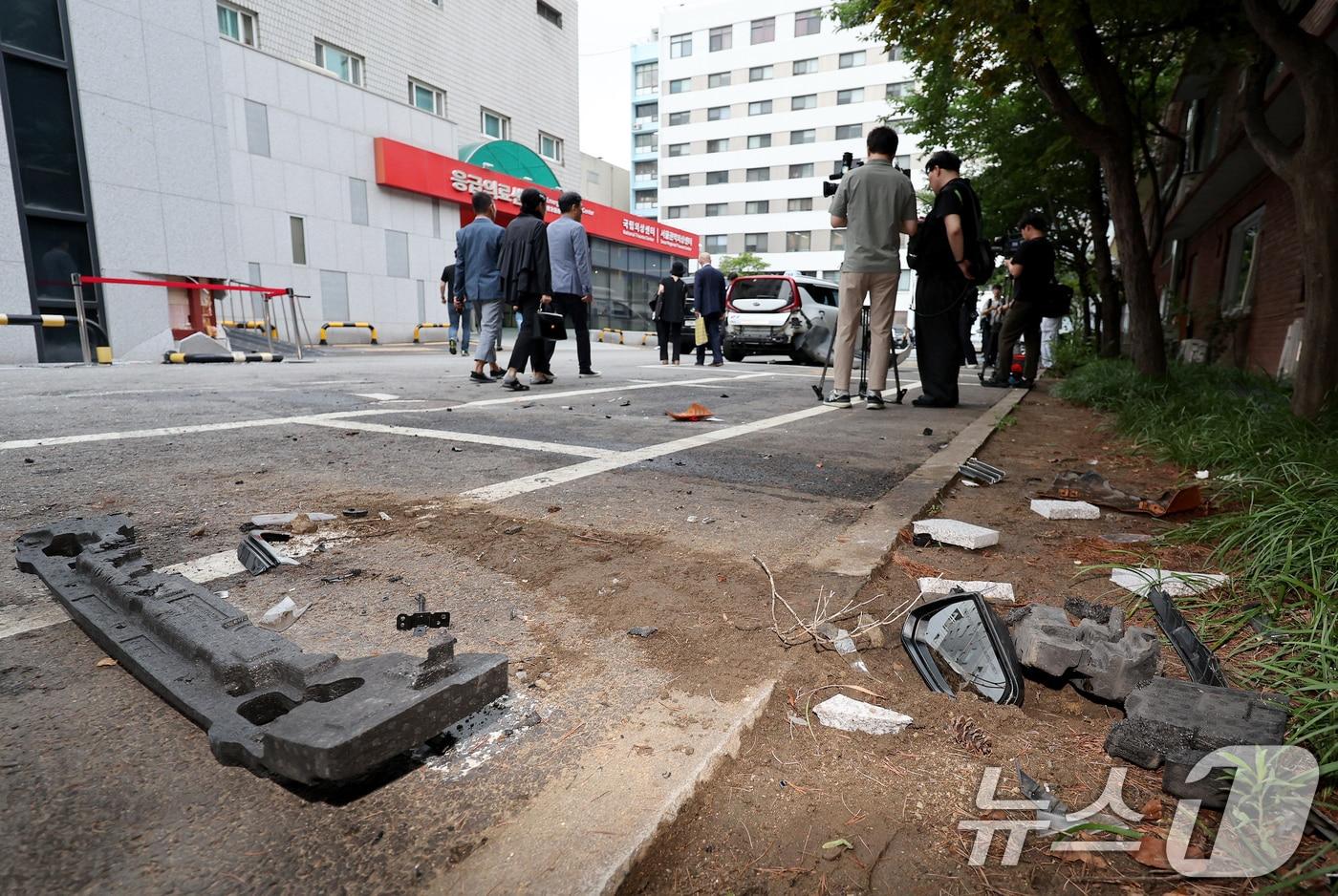 3일 오후 서울 중구 국립중앙의료원 응급실 앞에서 발생한 택시 돌진사고로 인해 차량 파편이 널브러져 있다. 경찰과 소방당국에 따르면 이 사고로 1명이 중상을 입고 2명이 경상을 입었다. 운전자인 70대 기사 A씨는 급발진을 주장한 것으로 알려졌다. 2024.7.3/뉴스1 ⓒ News1 장수영 기자