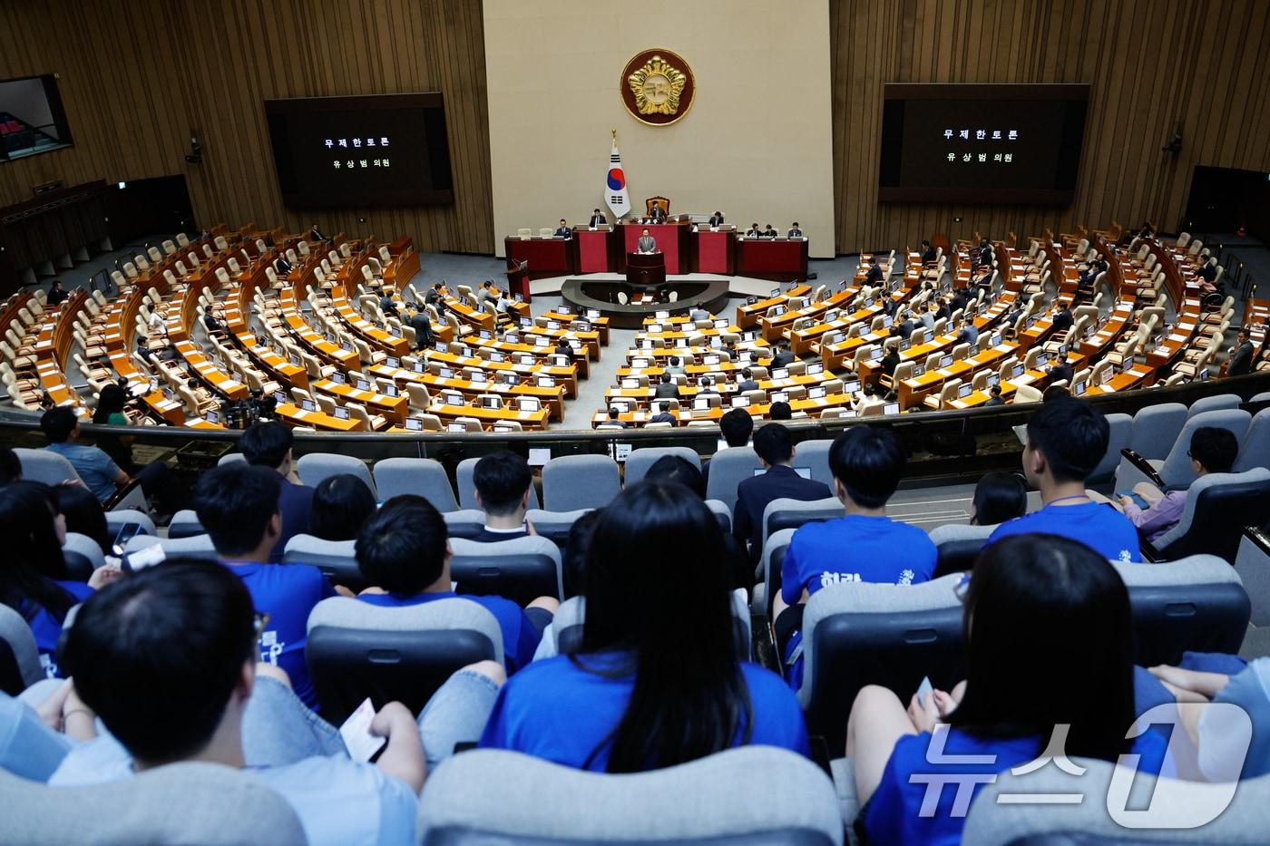 유상범 국민의힘 의원이 3일 오후 서울 여의도 국회에서 열린 제415회 국회&#40;임시회&#41; 5차 본회의에서 해병대원 특검법&#40;순직 해병 수사 방해 및 사건 은폐 등의 진상규명을 위한 특별검사의 임명 등에 관한 법률안&#41; 반대 무제한 토론&#40;필리버스터&#41;을 하는 가운데 방청석에 앉은 학생들이 이를 지켜보고 있다. 2024.7.3/뉴스1 ⓒ News1 안은나 기자