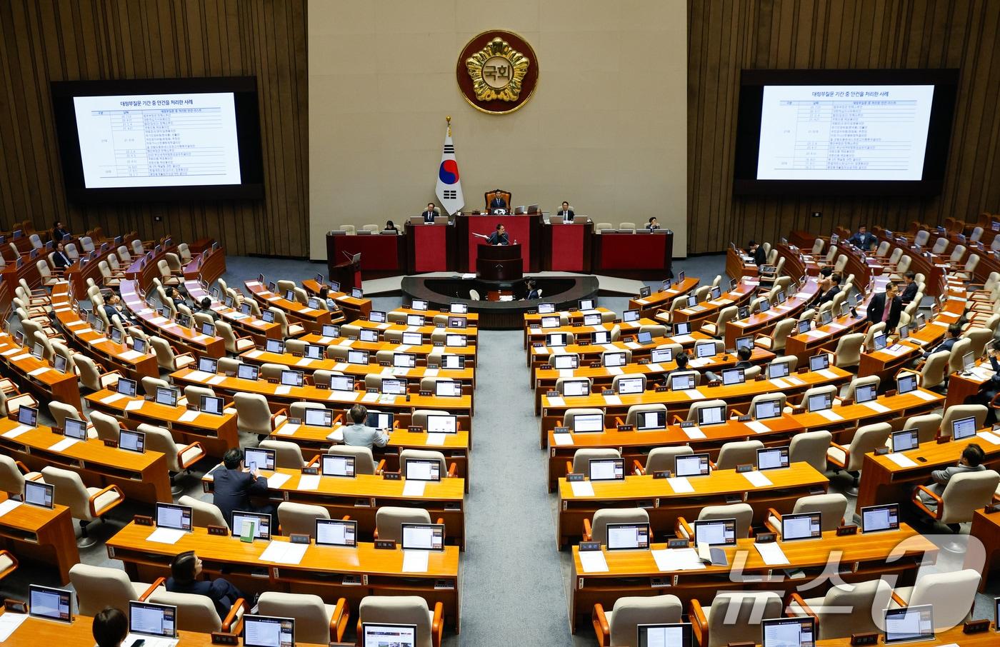 박주민 더불어민주당 의원이 3일 오후 서울 여의도 국회에서 열린 제415회 국회&#40;임시회&#41; 5차 본회의에서 해병대원 특검법&#40;순직 해병 수사 방해 및 사건 은폐 등의 진상규명을 위한 특별검사의 임명 등에 관한 법률안&#41; 찬성 무제한 토론&#40;필리버스터&#41;을 하던 중 &#39;대정부질문 기간 중 안건을 처리한 사례&#39;를 제시하고 있다. 2024.7.3/뉴스1 ⓒ News1 안은나 기자