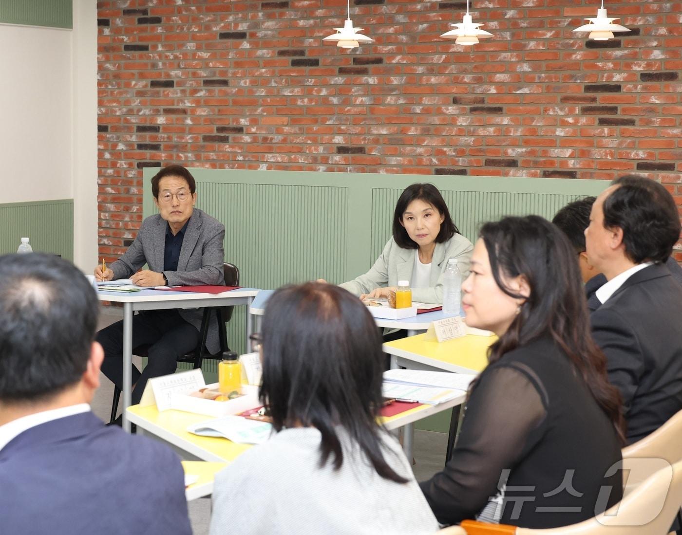 조희연 서울시교육감과 최호정 서울시의회 의장 3일 서울 구로구 고척초등학교에서 초1학년 맞춤형 교육프로그램을 참관 및 늘봄학교 운영 현황을 점검하고 있다. &#40;서울시교육청 제공&#41; 2024.6.3/뉴스1