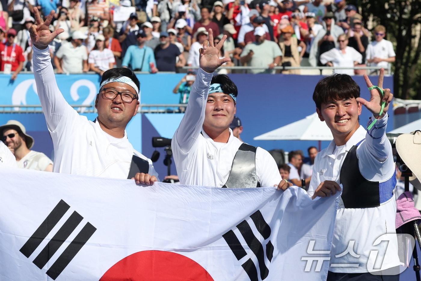 대한민국 양궁대표팀 김우진&#40;왼쪽&#41;, 이우석, 김제덕이 30일&#40;한국시간&#41; 프랑스 파리 앵발리드에서 열린 2024 파리올림픽 양궁 남자 단체전 결승 프랑스와의 경기에서 금메달을 확정지은 후 기뻐하고 있다. 2024.7.30/뉴스1 ⓒ News1 박정호 기자