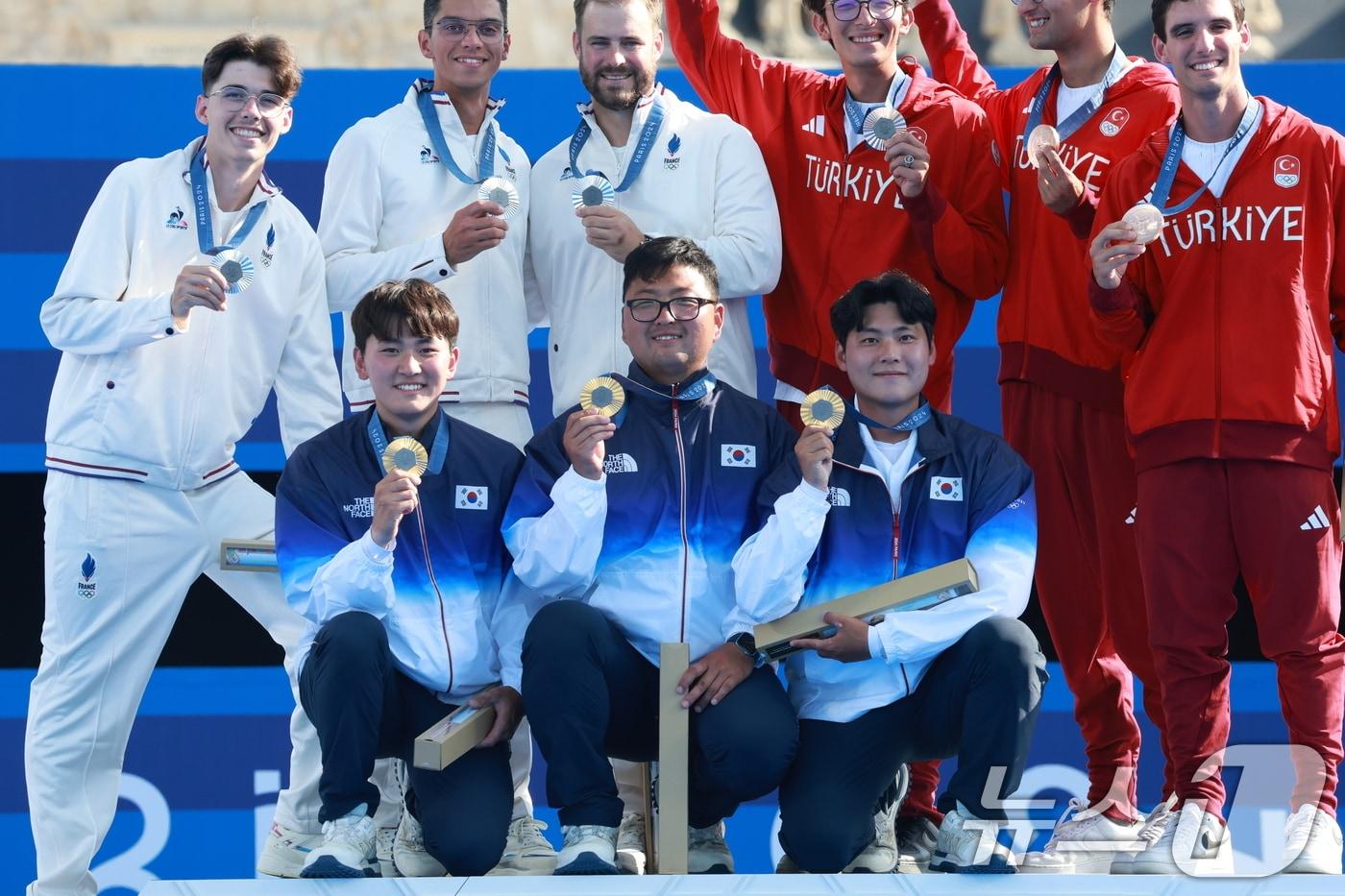 남자 양궁 대표팀이 30일&#40;한국시간&#41; 열린 2024 파리 올림픽 남자 양궁 단체전 금메달을 수확한 뒤 시상식에서 기념 촬영하고 있다. ⓒ News1 박정호 기자