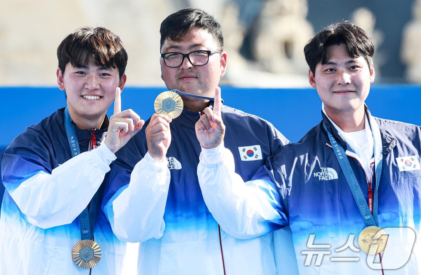 대한민국 양궁대표팀 김우진, 김제덕, 이우석이 30일&#40;한국시간&#41; 프랑스 파리 앵발리드에서 열린 2024 파리올림픽 양궁 남자 단체전 결승 시상식에서 메달과 손가락을 이용해 대한민국의 101번째 금메달을 표현하고 있다. 2024.7.30/뉴스1 ⓒ News1 박정호 기자