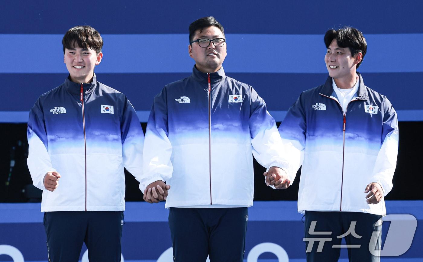 대한민국 양궁대표팀 김우진, 김제덕, 이우석이 30일&#40;한국시간&#41; 프랑스 파리 앵발리드에서 열린 2024 파리올림픽 양궁 남자 단체전 결승 시상식에서 시상대로 오르고 있다. 2024.7.30/뉴스1 ⓒ News1 박정호 기자