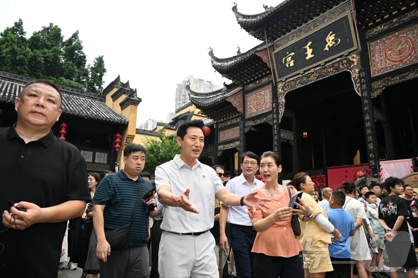  중국 충칭시 호광회관을 둘러보는 오세훈 서울시장&#40;서울시 제공&#41;