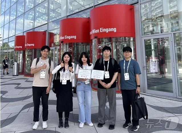 KAIST 연구팀인 항공우주공학과 나형호 박사과정&#40;왼쪽부터&#41;, 산업및시스템공학과 권도윤 석사과정, 강미나 석사과정, 이광현 석사과정, 나병후 박사과정이 기념촬영을 하고 있다.&#40;KAIST 제공&#41;/뉴스1