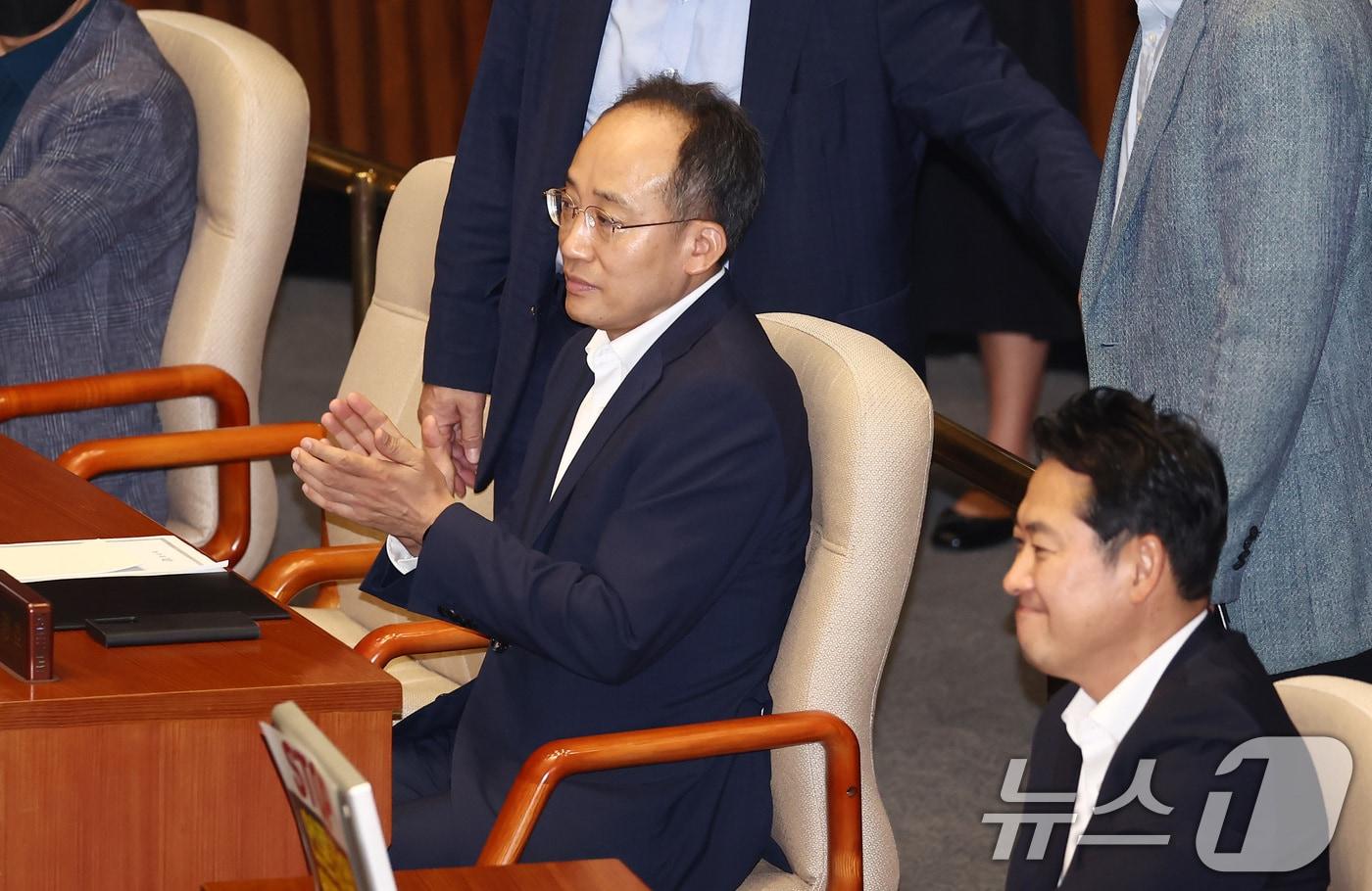 추경호 국민의힘 원내대표가 30일 오전 서울 여의도 국회 본회의장에서 &#39;방송 4법&#39; 중 마지막 법안인 한국교육방송공사법&#40;EBS법&#41;에 반대하는 정성국 국민의힘 의원의 무제한 토론&#40;필리버스터&#41;를 듣던 도중 정 의원에게 응원을 보내고 있다. 2024.7.30/뉴스1 ⓒ News1 김민지 기자