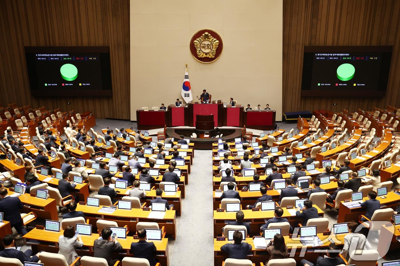 30일 오전 서울 여의도 국회 본회의장에서 &#39;방송 4법&#39; 중 마지막 법안인 한국교육방송공사법&#40;EBS법&#41;이 국민의힘 의원들 불참 속에 재적 300인 중 재석 189인, 찬성 189인으로 통과되고 있다. 2024.7.30/뉴스1 ⓒ News1 김민지 기자