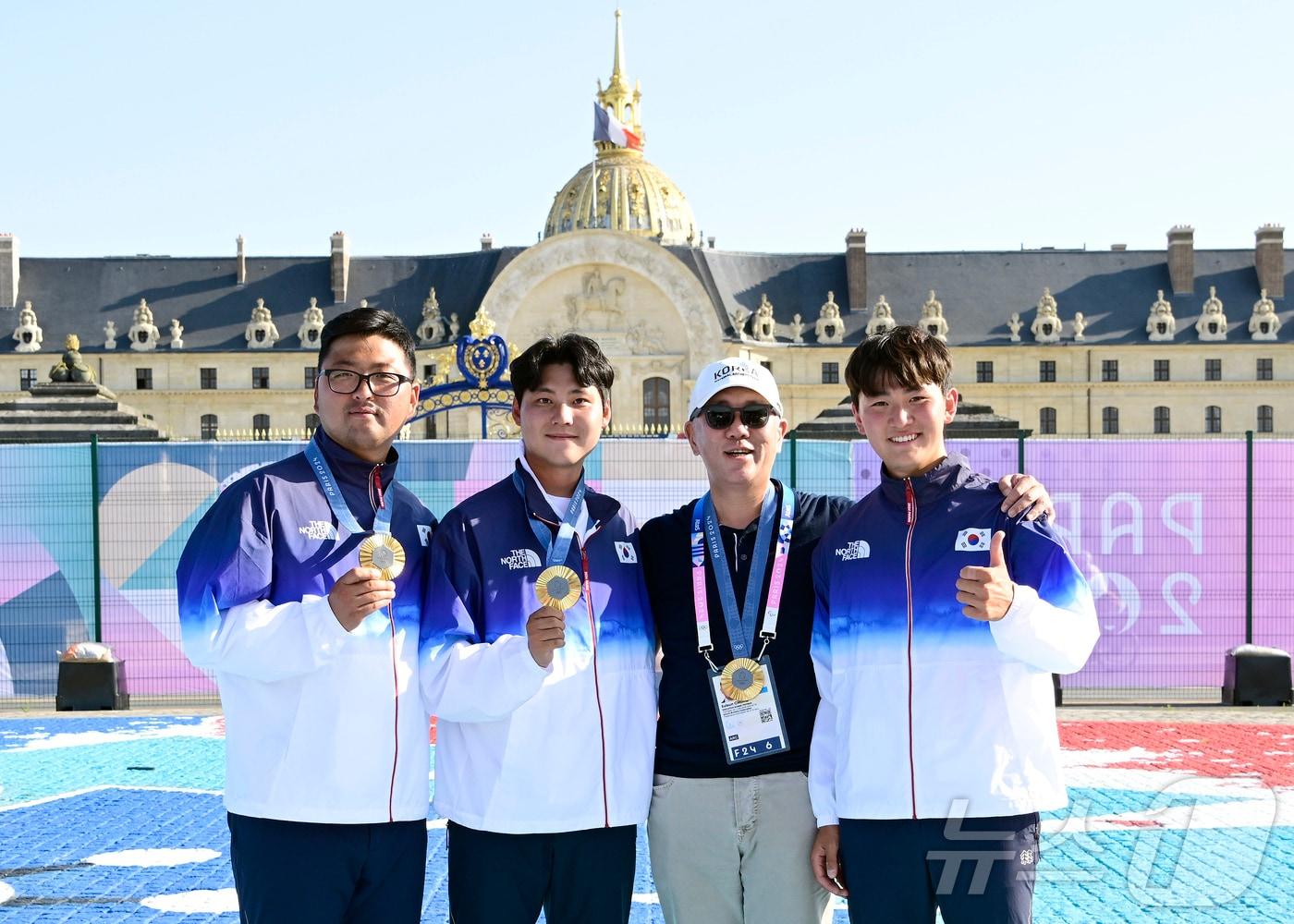 대한민국 남자 양궁 국가대표&#40;김우진·이우석·김제덕&#41;와 현대차그룹 정의선 회장&#40;오른쪽 둘째&#41;이 지난 29일&#40;현지시간&#41; 파리 대회 남자양궁 단체전에서 금메달을 획득한 직후 기념촬영을 하고 있다..&#40;대한양궁협회 제공&#41; 