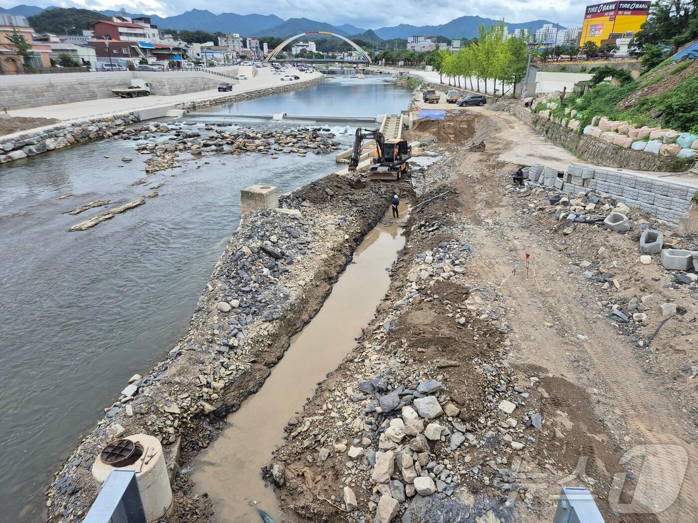 이달 초 집중호우로 유실된 충북 영동군 영동읍 영동천 차집관로 모습./뉴스1