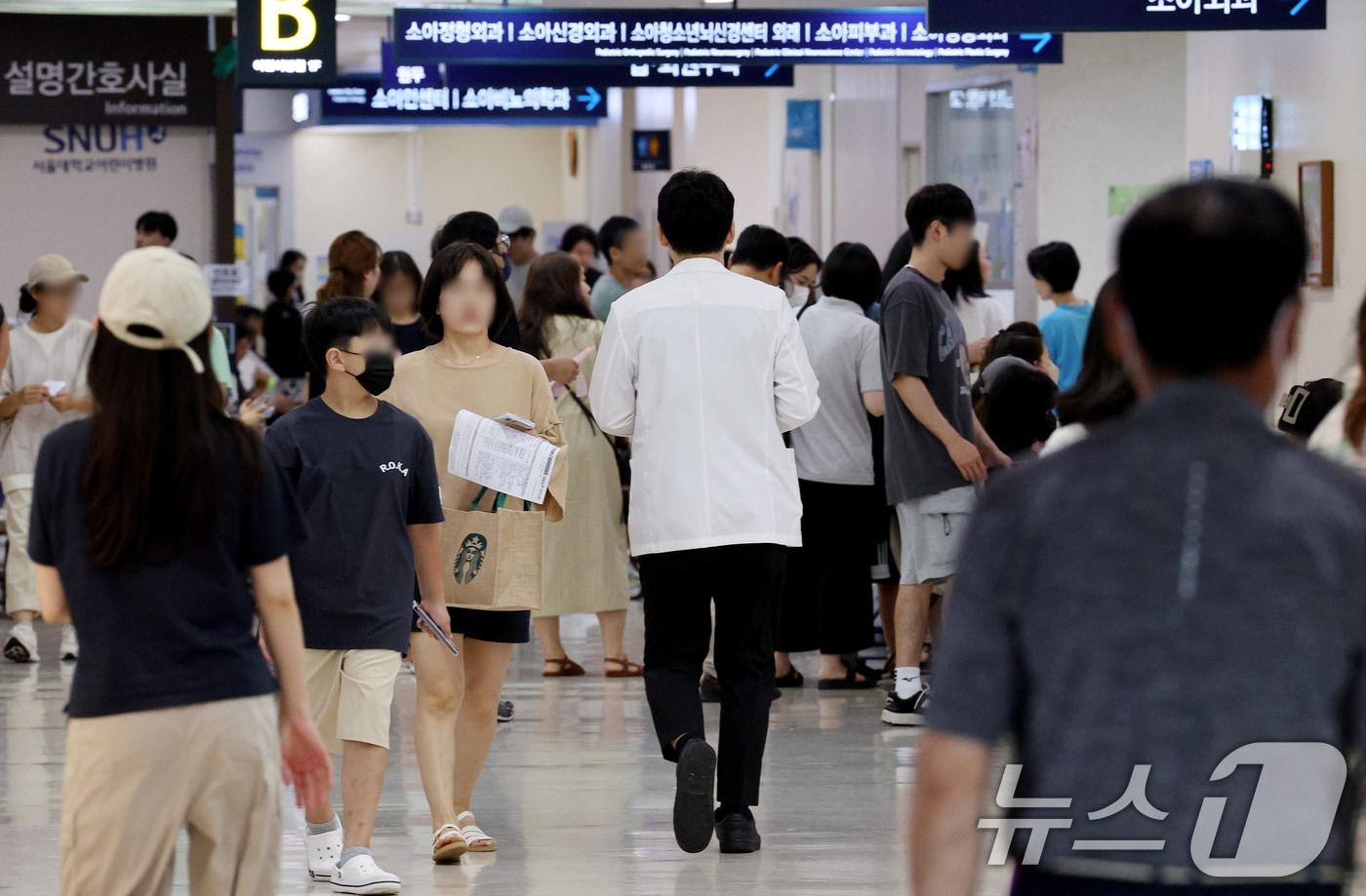 30일 오전 서울 시내 한 대학병원에서 의료진이 이동하고 있다. 024.7.30/뉴스1 ⓒ News1 장수영 기자