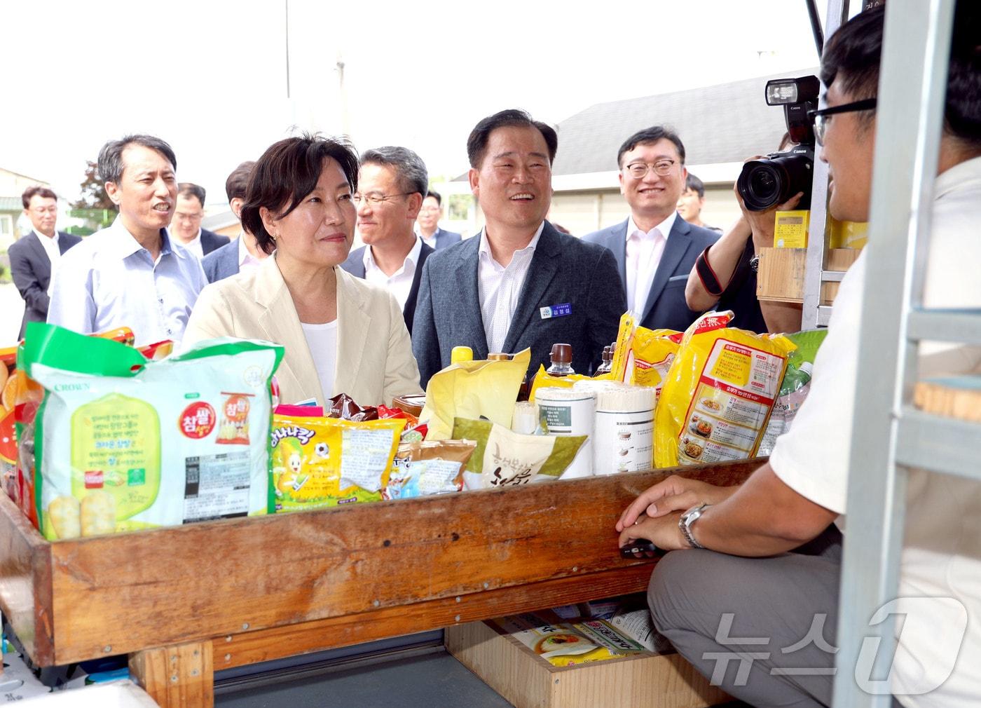 송미령 농림축산식품부 장관이 29일 전남 영광을 찾아 영광군 여민동락공동체의 이동점빵을 방문하고 있다.&#40;영광군 제공&#41;2024.7.30./뉴스1