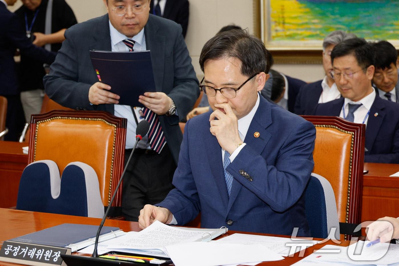 한기정 공정거래위원장이 30일 서울 여의도 국회에서 열린 &#39;티몬·위메프 사태&#39; 관련 정무위원회 전체회의에 출석해 자료를 살피고 있다. 2024.7.30/뉴스1 ⓒ News1 안은나 기자