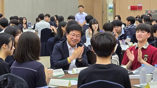 지난 16일 청소년 아고라에 참석해 학생들과 얘기를 나누는 최교진 세종교육감&#40;앞줄 가운데&#41;. &#40;세종교육청 제공&#41; / 뉴스1