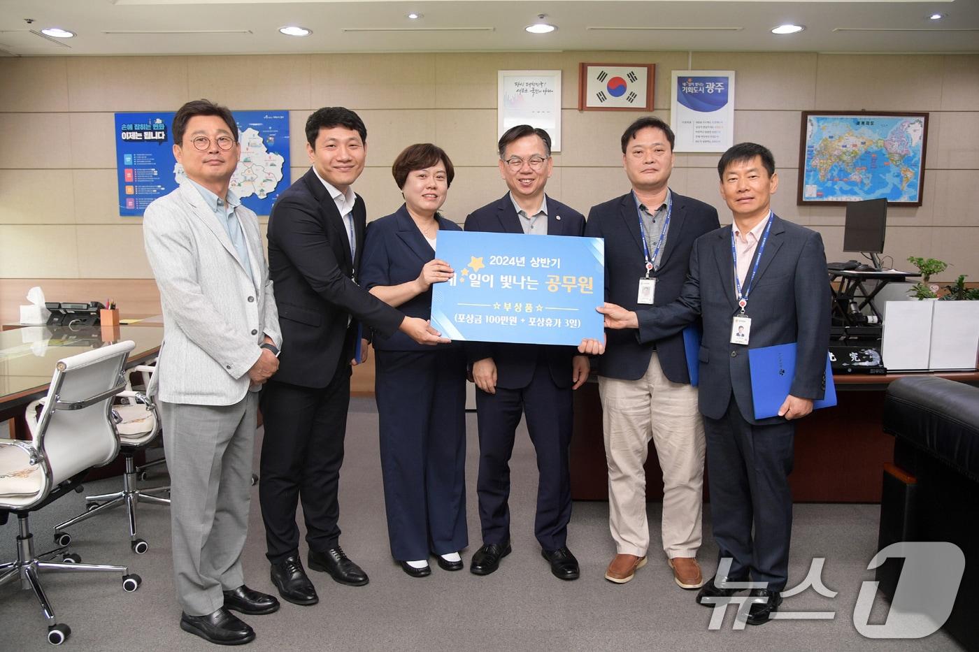 고광완 광주광역시 행정부시장이 30일 올 상반기 시정을 빛낸 ‘내☆일이 빛나는 공무원’으로 선정된 건축경관과 박금화 과장, 도시공원과 주인석 팀장, 미래차산업과 손경우 주무관, 회계과 임승현 주무관에게 표창장을 수여한 뒤 기념촬영을 하고 있다.&#40;광주광역시 제공&#41;2024.7.30/뉴스1