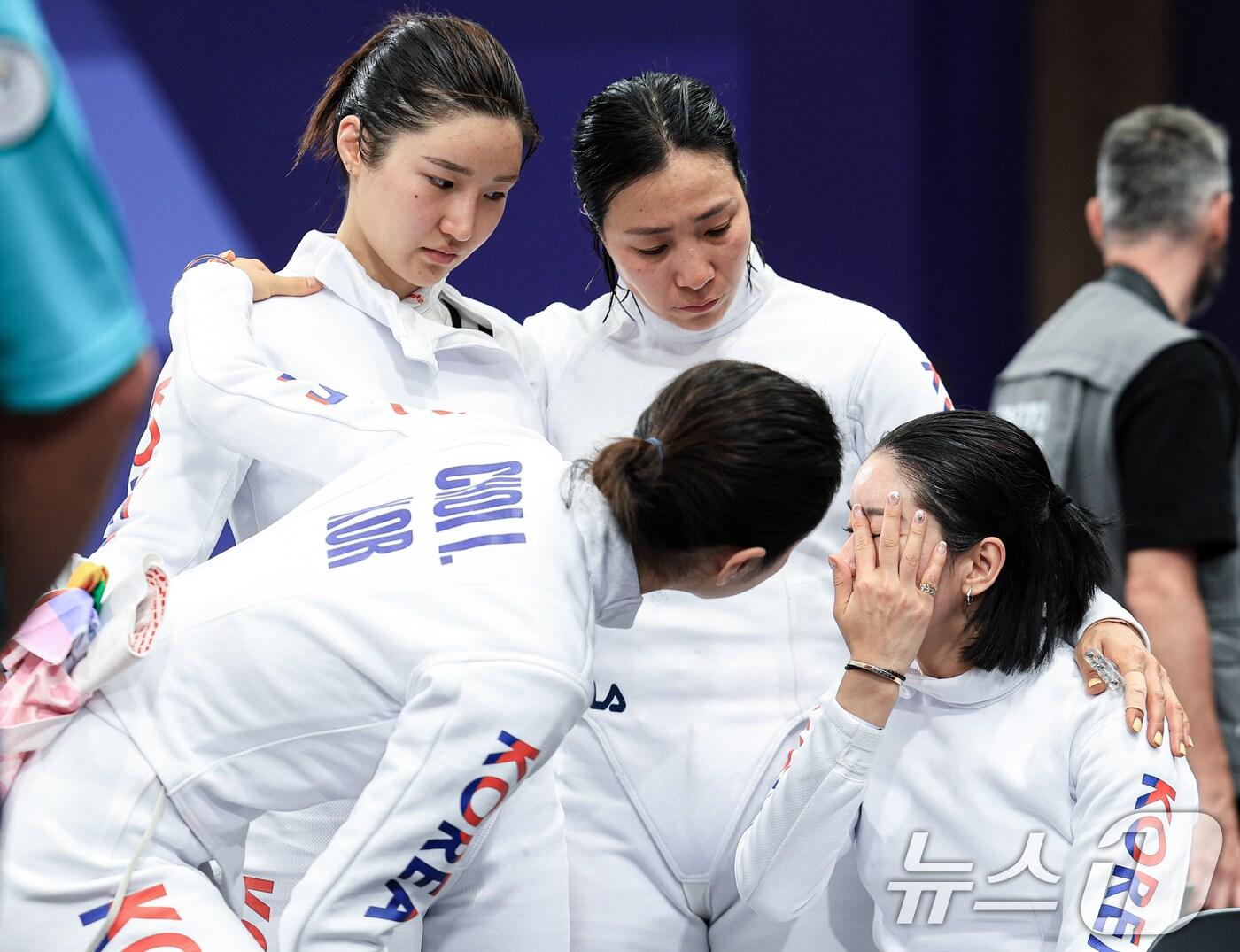 대한민국 펜싱 대표팀 강영미, 이혜인, 최인정, 송세라 선수가 30일 오후&#40;한국시간&#41; 프랑스 파리 그랑 팔레에서 열린 2024 파리올림픽 펜싱 여자 에페 단체 8강 프랑스와의 경기를 패배한 후 아쉬워하고 있다. 2024.7.30/뉴스1 ⓒ News1 박정호 기자