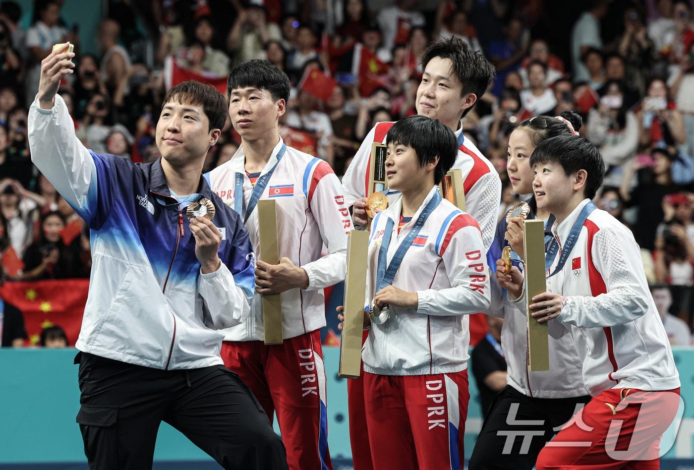 대한민국 탁구 대표팀 신유빈, 임종훈 선수가 30일&#40;한국시간&#41; 프랑스 파리 사우스 파리 아레나4에서 열린 &#39;2024 파리올림픽&#39; 탁구 혼합복식 시상식에서 금메달을 획득한 중국 왕추친, 쑨잉사와 은메달을 획득한 북한 리종식, 김금용과 함께 기념촬영을 하고 있다. 2024.7.30/뉴스1 ⓒ News1 이동해 기자