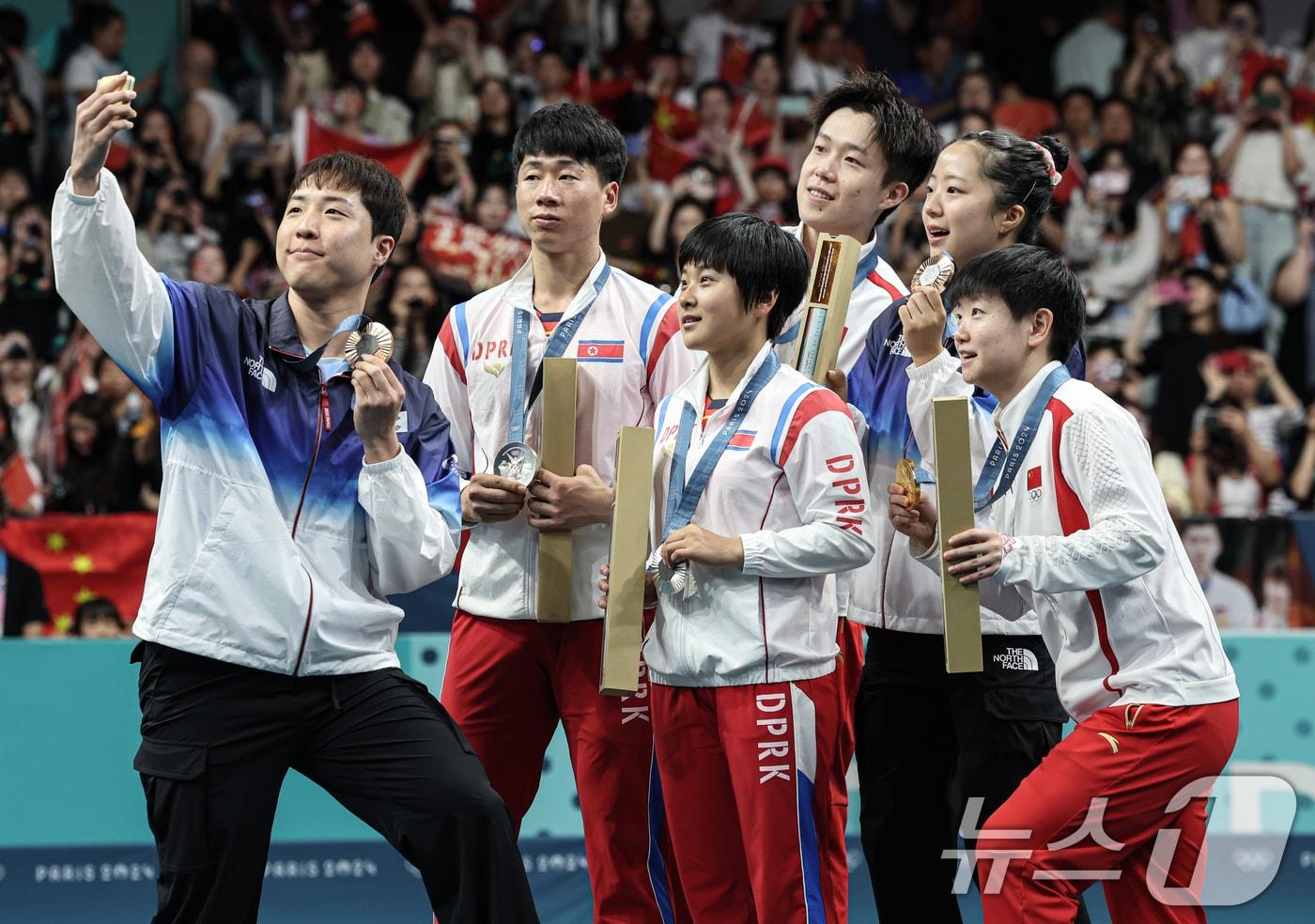 대한민국 탁구 대표팀 신유빈, 임종훈 선수가 30일&#40;한국시간&#41; 프랑스 파리 사우스 파리 아레나4에서 열린 &#39;2024 파리올림픽&#39; 탁구 혼합복식 시상식에서 금메달을 획득한 중국 왕추친, 쑨잉사와 은메달을 획득한 북한 리종식, 김금용과 함께 기념촬영을 하고 있다. 2024.7.30/뉴스1 ⓒ News1 이동해 기자