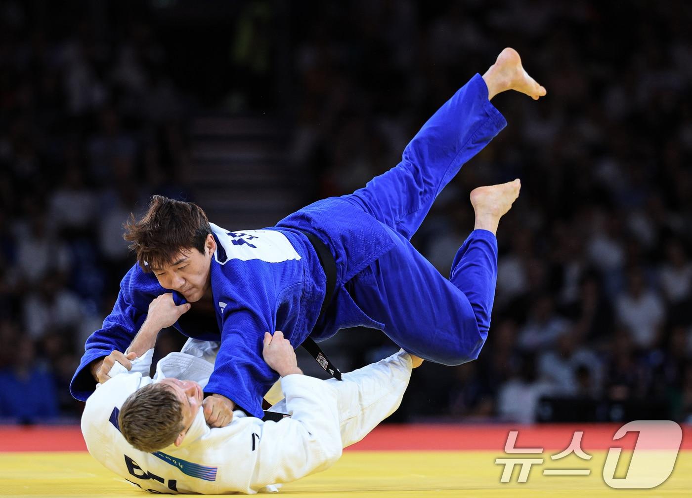 대한민국 유도대표팀 이준환 선수가 31일&#40;한국시간&#41; 프랑스 파리 샹 드 마르스 아레나에서 열린 2024 파리올림픽 유도 남자 -81kg 동메달 결정전에서 벨기에의 마티아스 카스 선수와 자웅을 겨루고 있다. 2024.7.31/뉴스1 ⓒ News1 박정호 기자